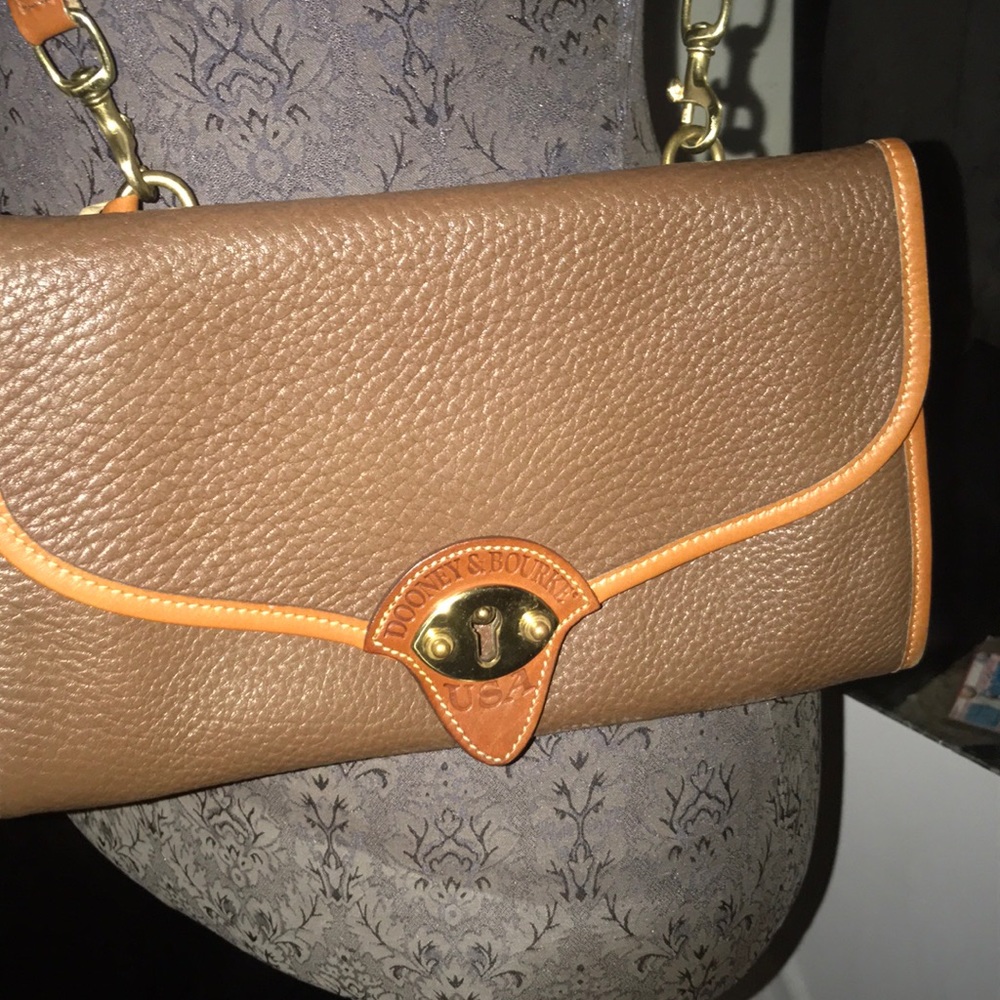 Vintage Dooney and Bourke USA Crossbody clutch